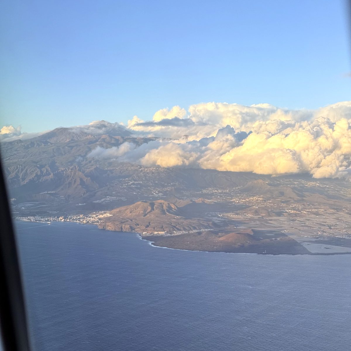 Costa Adeje in vulkan Teide v ozadju