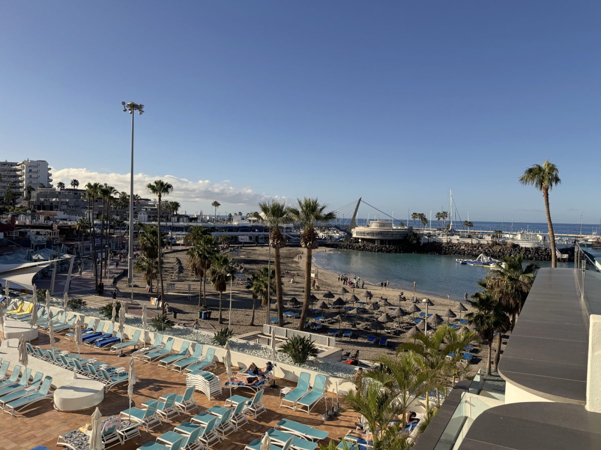 Umetna plaža pred hotelom.