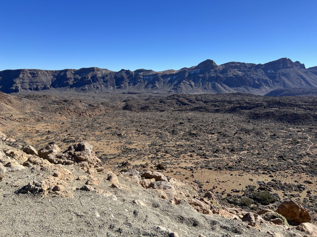 Pokrajina zaradi nadmorske višine ni zelena, a je vseeno raznolika.