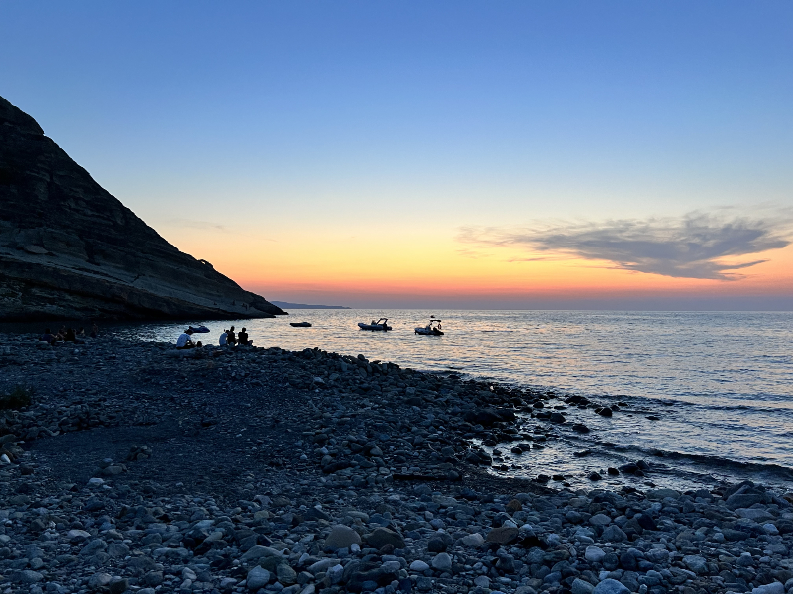 Sončni zahod na plaži pri kampu.