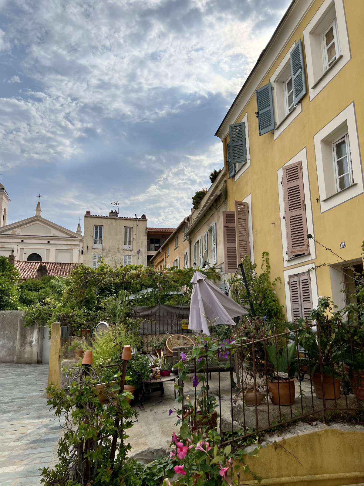 Obalna mesta na Korziki so večinoma v provansalskem slogu, Ajaccio ni izjema.