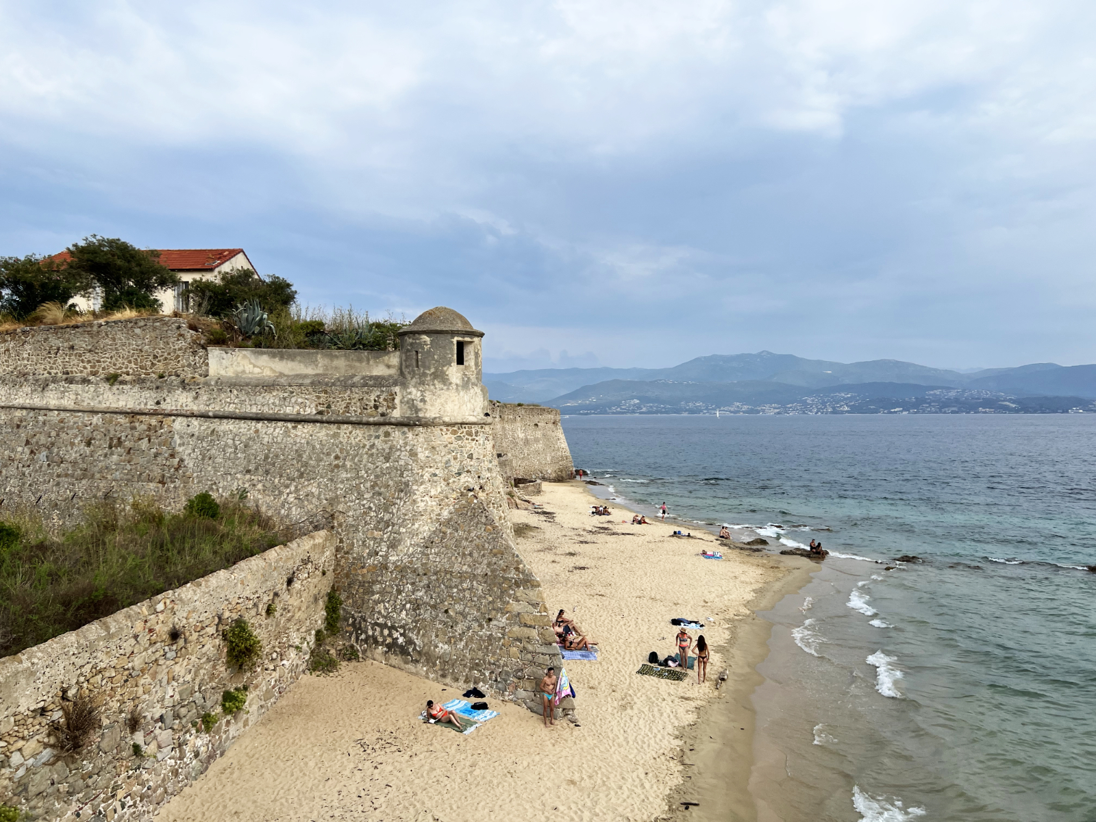 Plaže pod vojaško utrdbo.