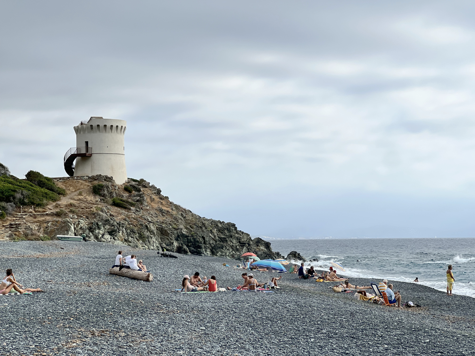 Azbestna plaža: zaradi črne barve so kamenčki topli, morje pa temno modre barve.