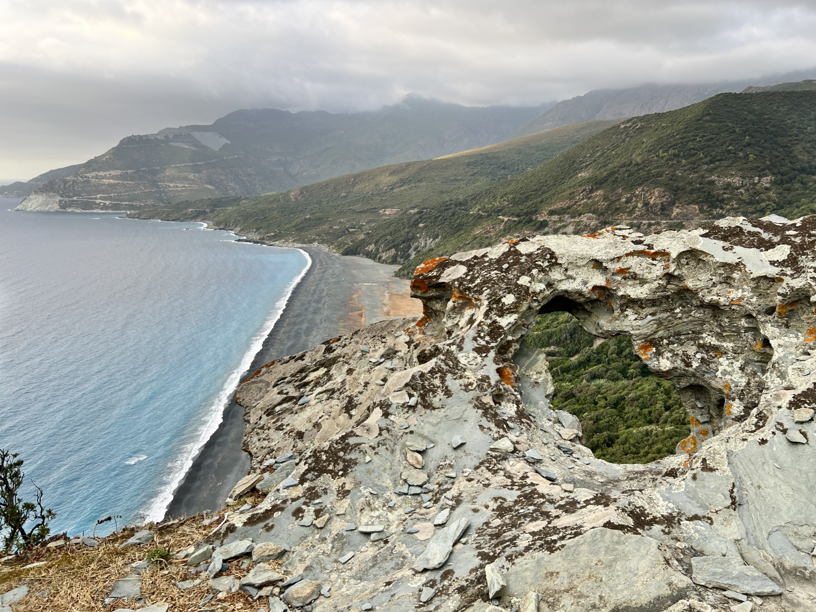 Pogled na plažo iz Nonze.