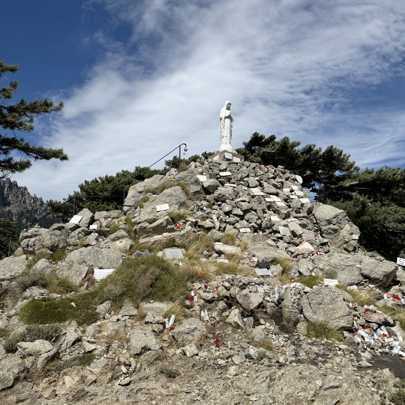 Kip Naše gospe snežene na 1240 m visokem prelazu Col de Bavella.