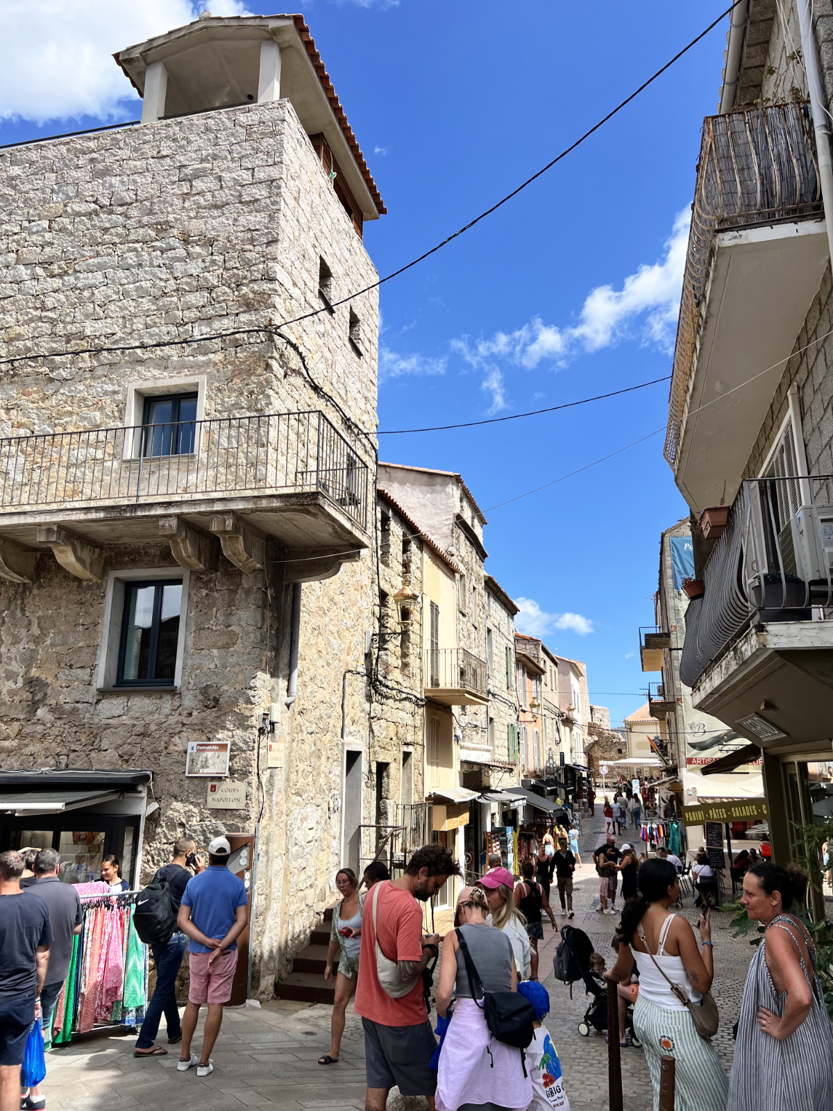 Simpatične mestne ulice Porto Vecchia in množica turistov.
