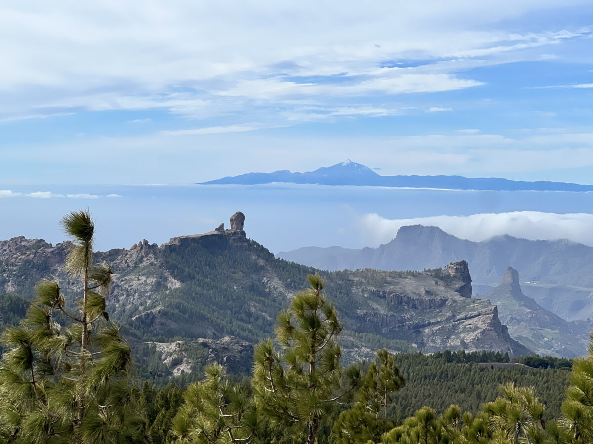 Roque Nublo, najbolj znana skala na otoku. V ozadju pa Tenerife s vulkanom Teide.