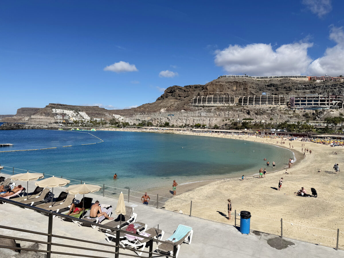 Pogled na umetno plažo Playa de Amadores.