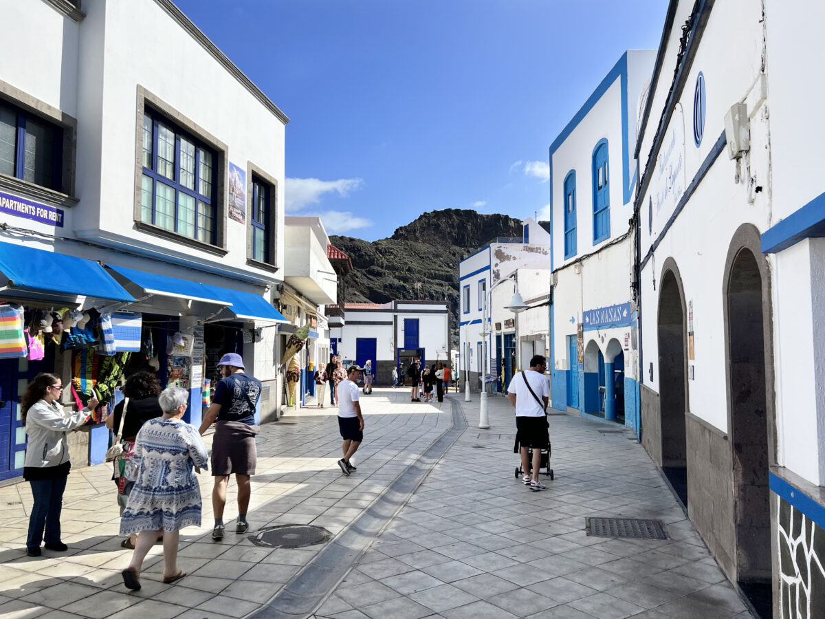 Živahna glavna ulica v Puerto de las Nieves.