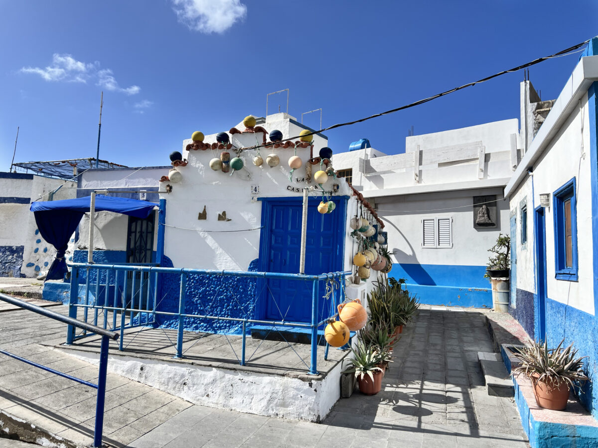 Puerto de las Nieves ima svojevrsten modro bel slog.