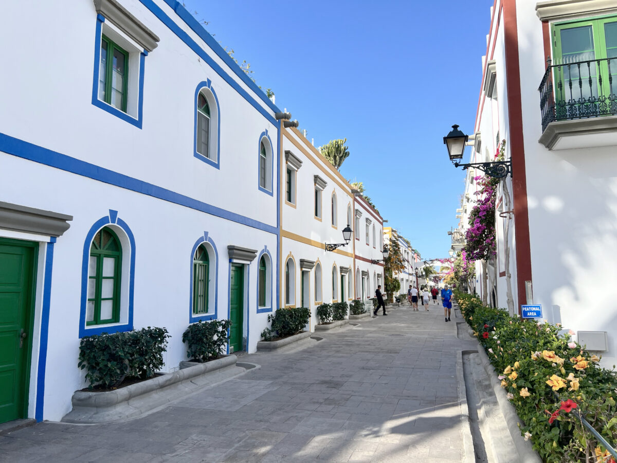Tipična ulica v Puerto de Mogan.