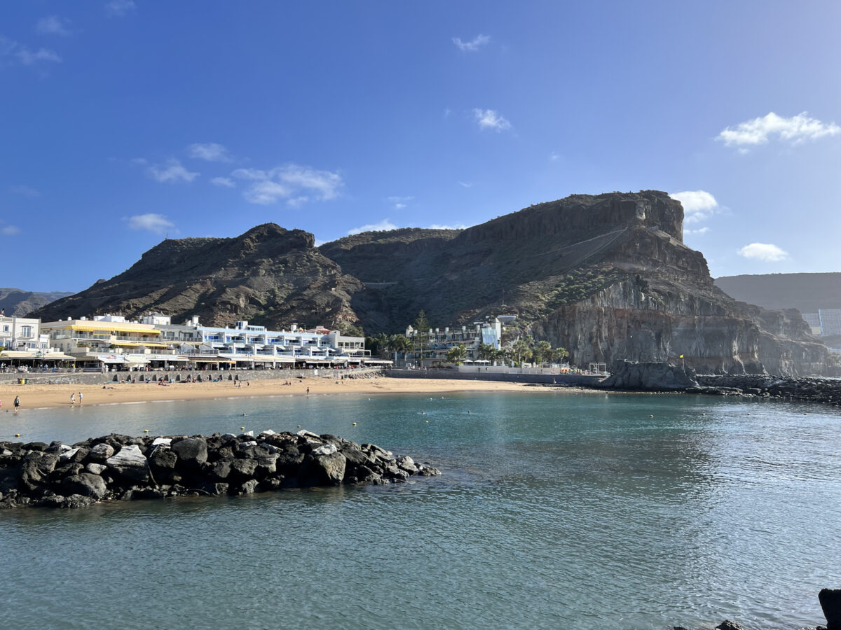 Mestna plaža v Puerto de Mogan.
